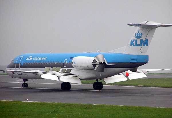  Um Fokker 70 de KLM-Cityhopper com seus spoilers-aerofreios combinados estendidos (são os painéis brancos que sobressaem da superfície das asas) logo após pousar no Aeroporto Internacional de Bristol, Reino Unido. 